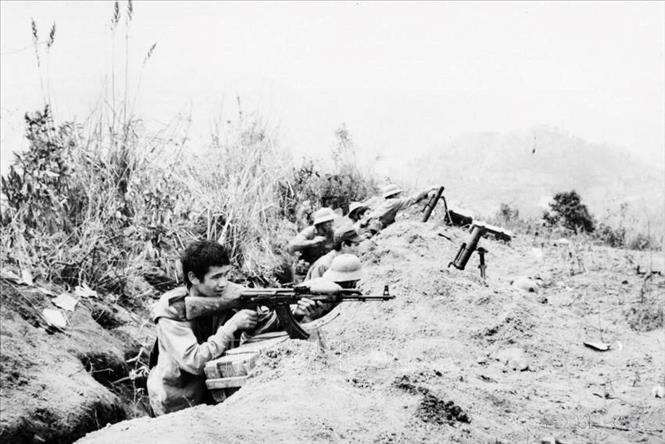 Từ 9h15 sáng 20/2/1979, chiến sĩ Đại đội 10, Tiểu đoàn 3 bộ đội Lạng Sơn tổ chức tấn công, chiếm lại đồi Chậu Cảnh và đồi Cây Xanh (cao điểm 409), thuộc xã Tam Lung, huyện Văn Lãng (tỉnh Lạng Sơn), bị địch chiếm đóng từ ngày 17/2/1979. Ảnh: Hà Việt - TTXVN