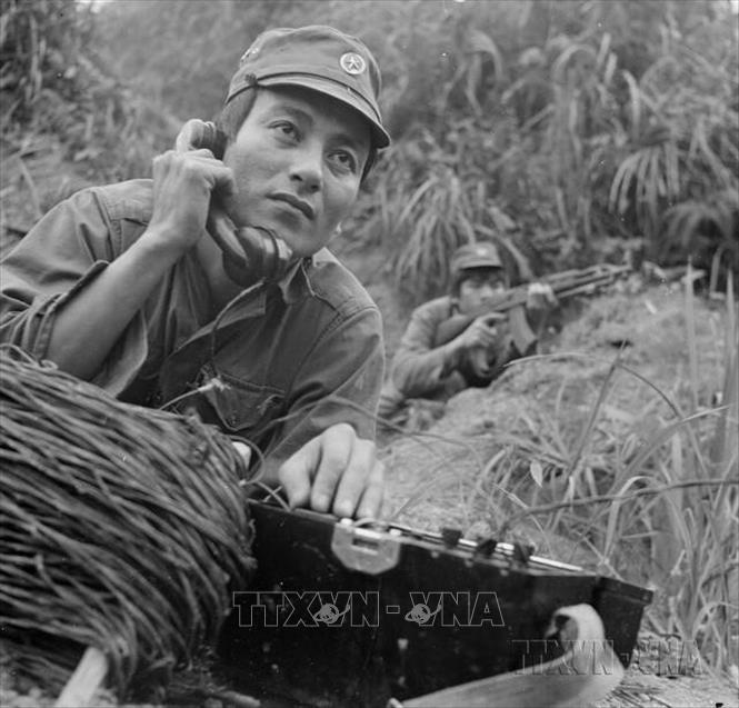 Chiến sĩ thông tin Phạm Văn Do, Đại đội 18, Đoàn Y Hà Tuyên dũng cảm làm nhiệm vụ, đảm bảo đường dây thông suốt phục vụ chiến đấu. Anh được tặng thưởng Huân chương Chiến công hạng Ba. Ảnh: Minh Lộc - TTXVN