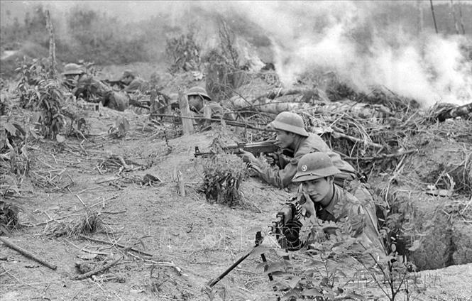 Chiến sĩ Đại đội 2 bộ binh, Tiểu đoàn 1, Đoàn H54 bộ đội địa phương tỉnh Hoàng Liên Sơn được tặng Huân chương Chiến công hạng Ba về thành tích dũng cảm chiến đấu, đánh lui nhiều đợt tấn công của địch, giữ vững chốt trên cao điểm 340 thuộc bản Phiệt, huyện Mường Khương, tỉnh Hoàng Liên Sơn (nay thuộc tỉnh Lào Cai). Ảnh: Nguyễn Trân - TTXVN