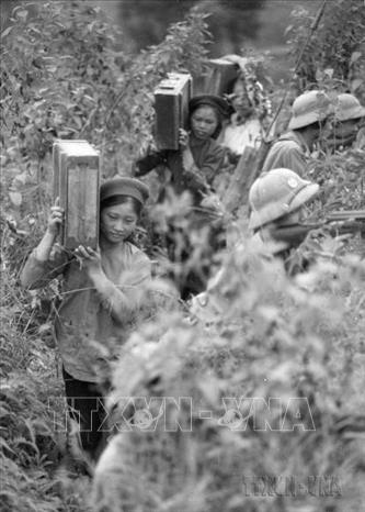 Chi đoàn thanh niên huyện Lộc Bình (Lạng Sơn) vận chuyển đạn lên chốt, góp phần cùng bộ đội đánh trả các đợt lấn chiếm của địch. Ảnh: Đình Trân - TTXVN