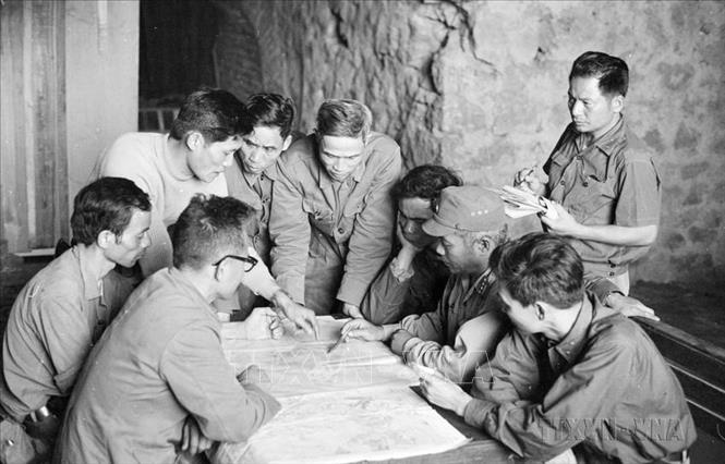 Bộ Chỉ huy mặt trận Lạng Sơn cùng chỉ huy Đoàn 327 bàn phương án tác chiến tại hang Chùa Tiên (thị xã Lạng Sơn). Ảnh: Văn Bảo - TTXVN