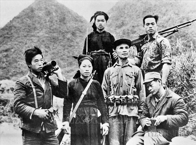 Ông Lục Văn Vĩnh và 5 người con ở bản Nà Lỏng, xã Ngọc Khê, huyện Trùng Khánh, tỉnh Cao Bằng đều tham gia lực lượng vũ trang trong cuộc chiến đấu bảo vệ biên giới phía Bắc. Ảnh: Tạ Hải - TTXVN