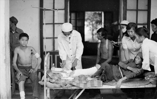 Bác sĩ cứu chữa vết thương cho các học sinh trường Phổ thông cơ sở xã Quyết Tiến, huyện Quản Bạ, tỉnh Hà Tuyên bị trúng mảnh đạn pháo trong khi đang vui chơi. Ảnh: Hứa Kiểm - TTXVN