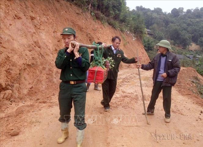 Cựu chiến binh Nguyễn Văn Kim và đồng đội đưa hài cốt liệt sĩ Đình Văn Chung (hy sinh trên cao điểm 900, mặt trận Vị Xuyên, Hà Giang) về nghĩa trang liệt sĩ xã Thanh Thủy. Ảnh: TTXVN phát
