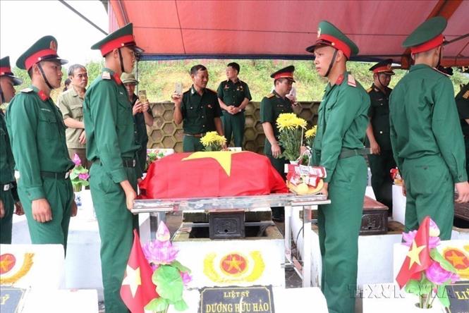 Lễ truy điệu và an táng hài cốt các liệt sĩ đã anh dũng chiến đấu hy sinh trong cuộc chiến đấu bảo vệ biên giới phía Bắc, tại Nghĩa trang Liệt sĩ quốc gia Vị Xuyên (Hà Giang). Ảnh: TTXVN