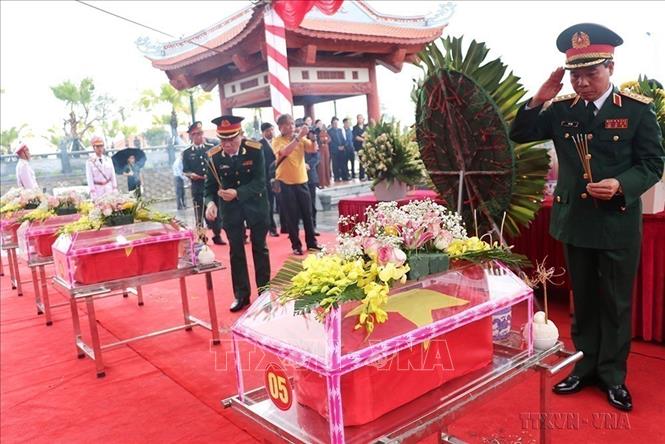 Thượng tướng Đỗ Căn, Phó Chủ nhiệm Tổng cục Chính trị QĐND Việt Nam thắp hương tưởng niệm các liệt sỹ hy sinh trong Cuộc chiến đấu bảo vệ biên giới phía Bắc, được đưa về an táng tại Nghĩa trang Liệt sỹ quốc gia Vị Xuyên (Hà Giang, 26/11/2022). Ảnh: Minh Tâm-TTXVN