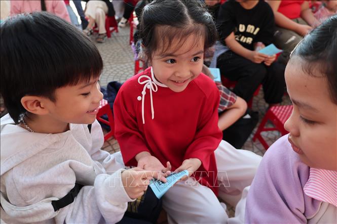 Học sinh tại thành phố Đà Nẵng thích thú tìm hiểu về bài chòi, một loại hình nghệ thuật được UNESCO ghi danh là Di sản văn hóa phi vật thể đại diện của nhân loại. Ảnh: Xuân Quý - TTXVN