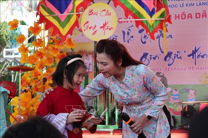 Học sinh tại thành phố Đà Nẵng thích thú tìm hiểu về bài chòi, một loại hình nghệ thuật được UNESCO ghi danh là Di sản văn hóa phi vật thể đại diện của nhân loại. Ảnh: Xuân Quý - TTXVN