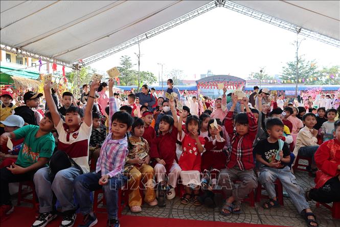 Học sinh tại thành phố Đà Nẵng thích thú tìm hiểu về bài chòi, một loại hình nghệ thuật được UNESCO ghi danh là Di sản văn hóa phi vật thể đại diện của nhân loại. Ảnh: Xuân Quý