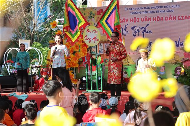 Câu lạc bộ bài chòi Sông Hàn thường xuyên tham gia tại các lễ hội văn hóa dân gian được tổ chức ở trường học, đình làng để đưa bài chòi đến gần với công chúng hơn. Ảnh: Xuân Quý - TTXVN