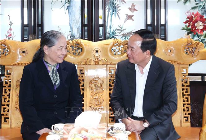 Trưởng ban Tuyên giáo và Dân vận Trung ương Trịnh Văn Quyết thăm, chúc Tết gia đình cố Tổng Bí thư Nguyễn Phú Trọng. Ảnh: Phương Hoa - TTXVN