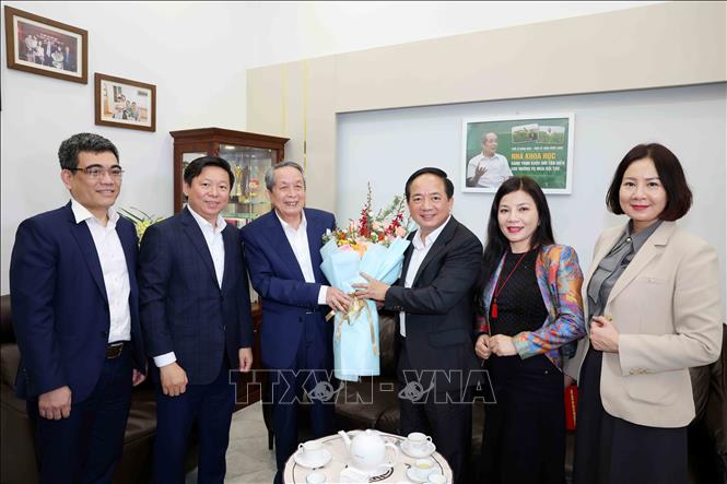 Trưởng ban Tuyên giáo và Dân vận Trung ương Trịnh Văn Quyết thăm, chúc Tết GS.TS. Viện sỹ khoa học Trần Đình Long, Chủ tịch Hội giống cây trồng Việt Nam. Ảnh: Phương Hoa - TTXVN 