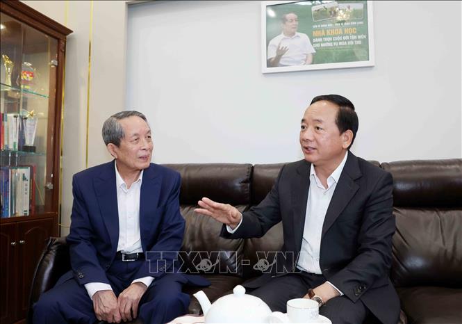 Trưởng ban Tuyên giáo và Dân vận Trung ương Trịnh Văn Quyết thăm, chúc Tết GS.TS. Viện sỹ khoa học Trần Đình Long, Chủ tịch Hội giống cây trồng Việt Nam. Ảnh: Phương Hoa - TTXVN 