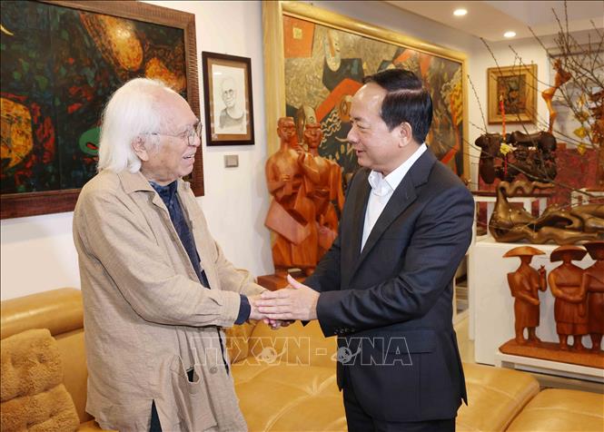 Trưởng ban Tuyên giáo và Dân vận Trung ương Trịnh Văn Quyết thăm, chúc Tết Nhà điêu khắc Tạ Quang Bạo. Ảnh: Phương Hoa - TTXVN