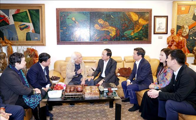 Trưởng ban Tuyên giáo và Dân vận Trung ương Trịnh Văn Quyết thăm, chúc Tết Nhà điêu khắc Tạ Quang Bạo. Ảnh: Phương Hoa - TTXVN