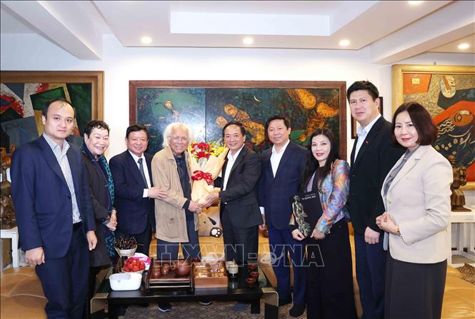 Trưởng ban Tuyên giáo và Dân vận Trung ương Trịnh Văn Quyết thăm, chúc Tết Nhà điêu khắc Tạ Quang Bạo. Ảnh: Phương Hoa - TTXVN