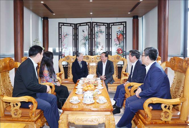 Trưởng ban Tuyên giáo và Dân vận Trung ương Trịnh Văn Quyết thăm, chúc Tết gia đình cố Tổng Bí thư Nguyễn Phú Trọng. Ảnh: Phương Hoa - TTXVN