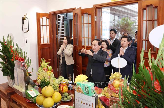 Trưởng ban Tuyên giáo và Dân vận Trung ương Trịnh Văn Quyết thắp hương tưởng niệm cố Tổng Bí thư Nguyễn Phú Trọng. Ảnh: Phương Hoa - TTXVN