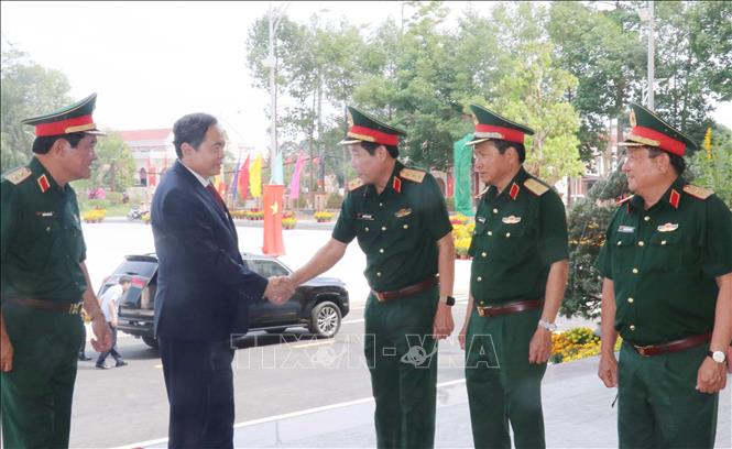 Chủ tịch Quốc hội Trần Thanh Mẫn thăm Quân khu 9. Ảnh: Ngọc Thiện - TTXVN