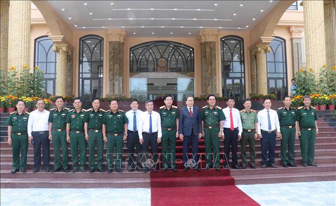 Chủ tịch Quốc hội Trần Thanh Mẫn cùng đoàn công tác chụp ảnh lưu niệm với lãnh đạo Bộ Tư lệnh Quân khu 9. Ảnh: Ngọc Thiện - TTXVN