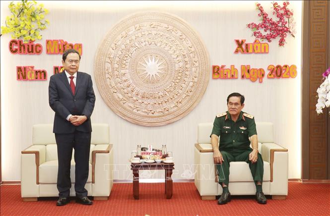 Chủ tịch Quốc hội Trần Thanh Mẫn chúc Tết cán bộ, chiến sĩ lượng vũ trang Quân khu 9. Ảnh: Ngọc Thiện - TTXVN

