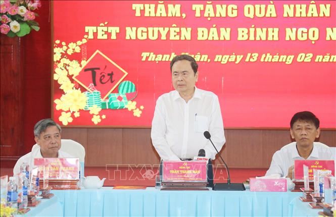 Chủ tịch Quốc hội Trần Thanh Mẫn thăm hỏi, chúc Tết gia đình chính sách, hộ nghèo, hộ có hoàn cảnh đặc biệt khó khăn. Ảnh: Ngọc Thiện - TTXVN
