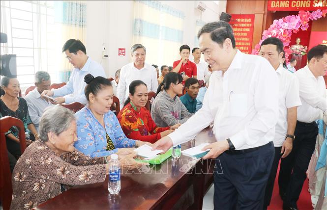 Chủ tịch Quốc hội Trần Thanh Mẫn tặng quà Tết cho các gia đình chính sách, hộ nghèo ở xã Thạnh Xuân, thành phố Cần Thơ. Ảnh: Ngọc Thiện - TTXVN
