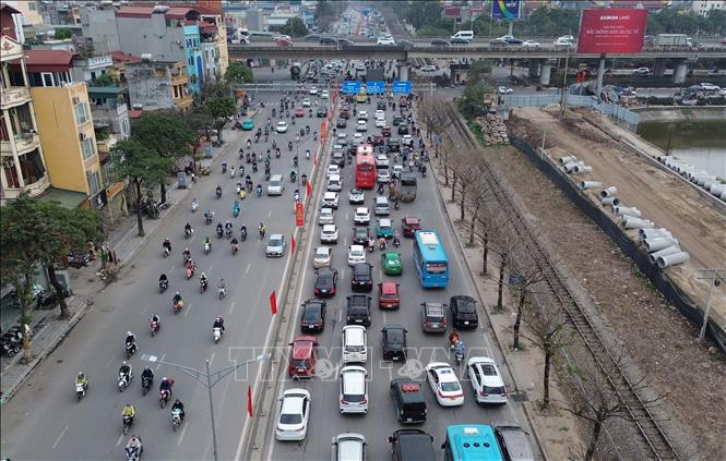 Các phương tiện nối đuôi nhau trên đường Giải Phóng hướng ra ngoài cửa ngõ phía Nam. Ảnh: Quốc Khánh - TTXVN