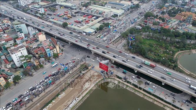 Lưu lượng giao thông tăng cao tại nút giao Giải Phòng - Ngọc Hồi - Đỗ Mười vào cuối buổi chiều ngày 13/2. Ảnh: Quốc Khánh - TTXVN