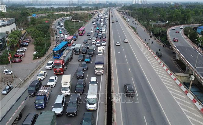 Ùn tắc kéo dài trên đường Vành đai 3 trên cao hướng từ cầu Thanh Trì đi hướng Mai Dịch, chiều 13/2. Ảnh: Quốc Khánh - TTXVN