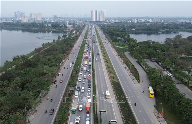 Ùn tắc kéo dài trên đường Vành đai 3 trên cao hướng từ cầu Thanh Trì đi Mai Dịch, chiều 13/2. Ảnh: Quốc Khánh - TTXVN