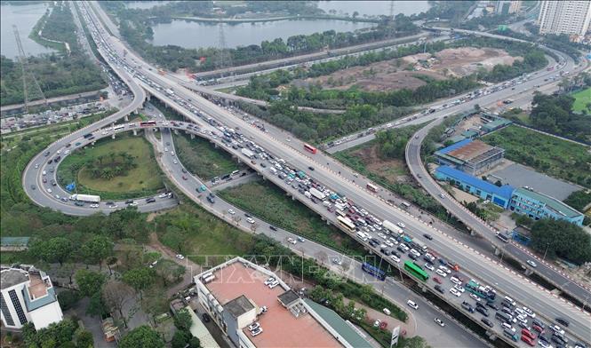 Lưu lượng giao thông tăng cao theo hướng cầu Thanh Trì đi Mai Dịch xảy ra tình trạng ùn tắc kéo tại nút giao Pháp Vân, chiều 13/2. Ảnh: Quốc Khánh - TTXVN