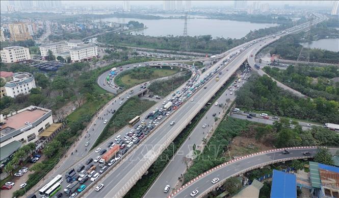 Lưu lượng giao thông tăng cao theo hướng cầu Thanh Trì đi Mai Dịch xảy ra tình trạng ùn tắc kéo tại nút giao Pháp Vân, chiều 13/2. Ảnh: Quốc Khánh - TTXVN