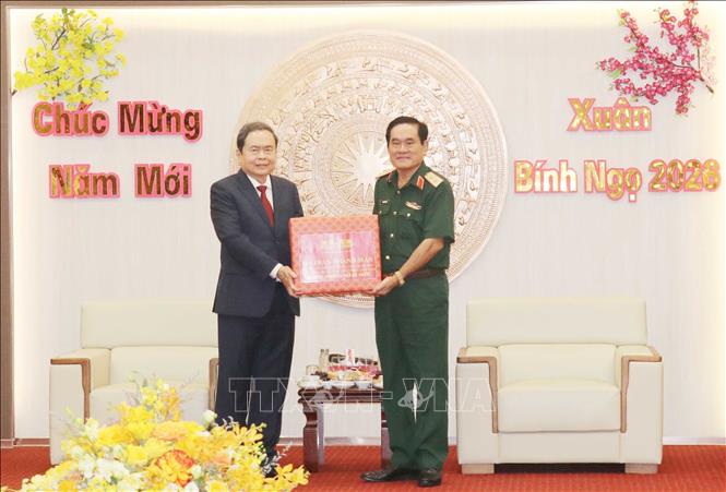 Chủ tịch Quốc hội Trần Thanh Mẫn tặng quà, chúc Tết cán bộ, chiến sĩ lượng vũ trang Quân khu 9. Ảnh: Ngọc Thiện - TTXVN