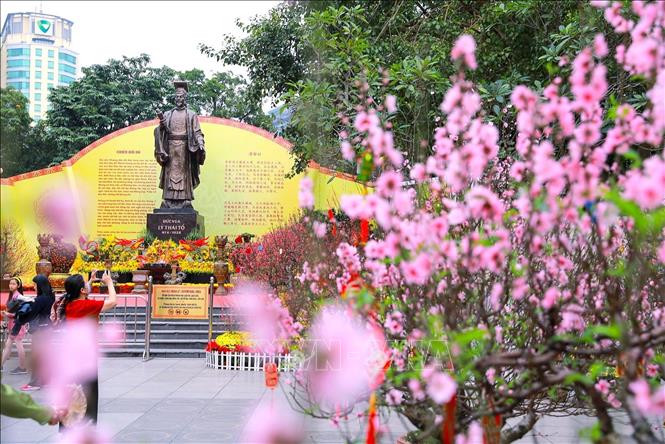 Sắc Xuân rực rỡ tại không gian hoa xuân tại Vườn hoa Lý Thái Tổ. Ảnh: Khánh Hoà - TTXVN