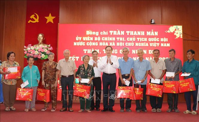 Chủ tịch Quốc hội Trần Thanh Mẫn tặng quà Tết cho các gia đình chính sách, hộ nghèo ở xã Thạnh Xuân, thành phố Cần Thơ. Ảnh: Ngọc Thiện - TTXVN
