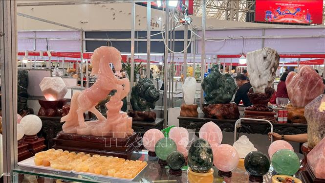 Tạo hình ngựa xuất hiện trong nhiều sản phẩm thủ công truyền thống của Việt Nam tại Hội chợ Mùa xuân. Ảnh: Ngọc Bích – TTXVN