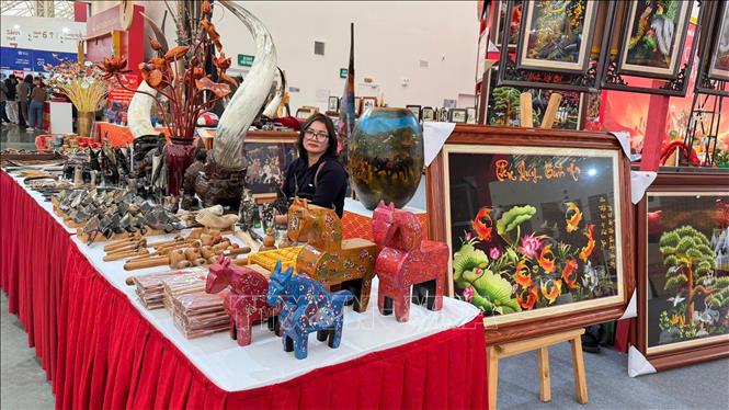 Tạo hình ngựa xuất hiện trong nhiều sản phẩm thủ công của Việt Nam tại Hội chợ Mùa xuân. Ảnh: Ngọc Bích – TTXVN