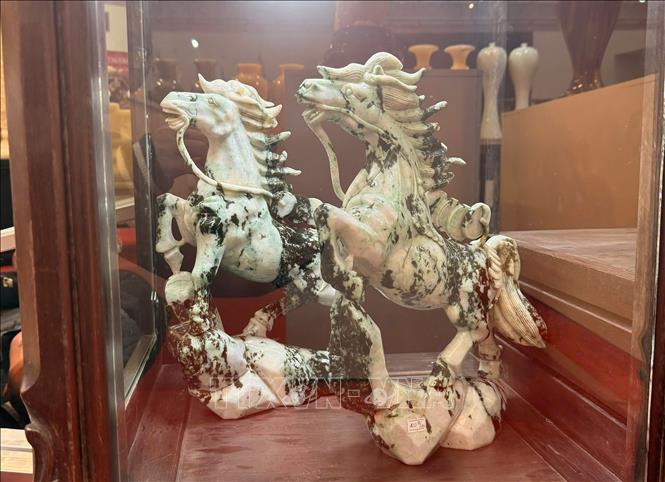 Tạo hình ngựa xuất hiện trong nhiều sản phẩm thủ công truyền thống của Việt Nam tại Hội chợ Mùa xuân. Ảnh: Ngọc Bích – TTXVN