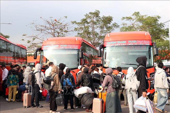 Hành khách lên xe về quê tại Bến xe miền Tây. Ảnh: Tiến Lực - TTXVN 