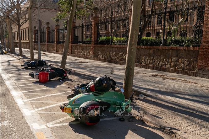 Xe máy bị gió thổi lật nghiêng khi bão Nils quét qua Barcelona, Tây Ban Nha ngày 12/2/2026. Ảnh: THX/TTXVN
