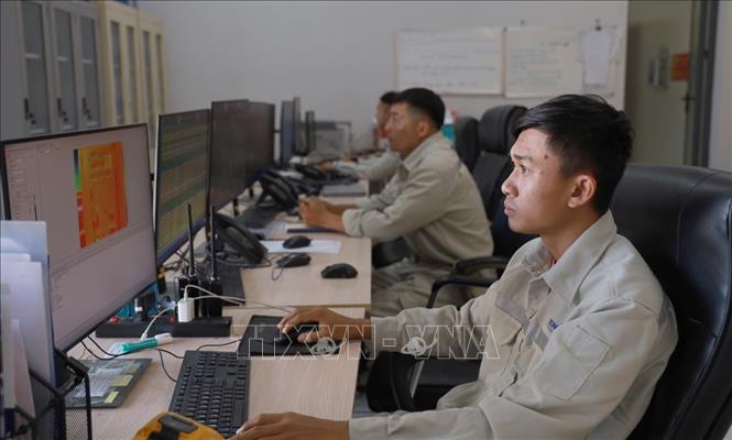 Đội ngũ kỹ sư và công nhân giám sát vận hành tại nhà máy điện mặt trời. Ảnh: Xuân Triệu - TTXVN