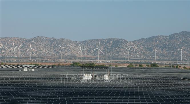 Nhờ cơ chế thông thoáng, khuyến khích phát triển năng lượng tái tạo nên nhiều doanh nghiệp đã đầu tư lĩnh vực điện mặt trời tại tỉnh Khánh Hòa. Ảnh: Xuân Triệu - TTXVN