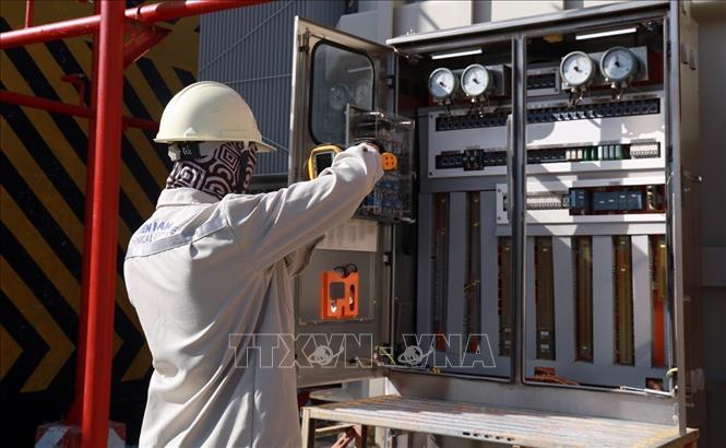 Kỹ sư giám sát vận hành tại nhà máy điện mặt trời. Ảnh: Xuân Triệu - TTXVN