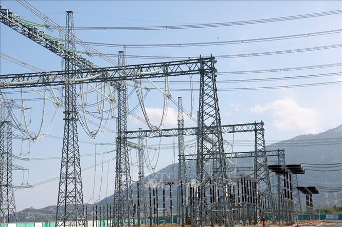 Nâng cấp hạ tầng truyền tải điện, xây dựng các trạm 500kV và 220kV là hướng đầu tư của Khánh Hòa trong thời gian tới. Ảnh: Xuân Triệu - TTXVN