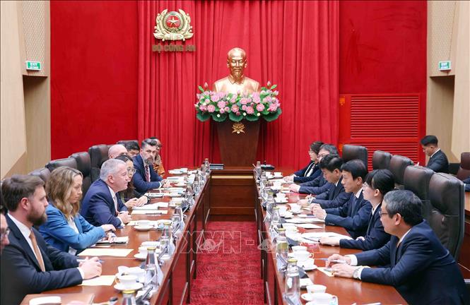 General Luong Tam Quang receives US Assistant Secretary of State for East Asian and Pacific Affairs Michael DeSombre. VNA Photo: Phạm Kiên 