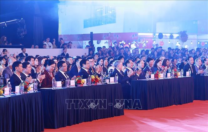 Thủ tướng Phạm Minh Chính và các đại biểu dự Lễ bế mạc Hội chợ mùa Xuân lần thứ nhất - năm 2026. Ảnh: Dương Giang-TTXVN
