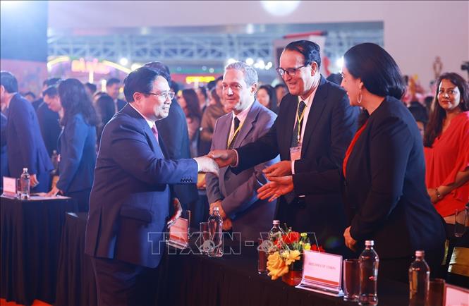 Thủ tướng Phạm Minh Chính với các đại biểu quốc tế dự Lễ bế mạc Hội chợ mùa Xuân lần thứ nhất - năm 2026. Ảnh: Dương Giang-TTXVN
