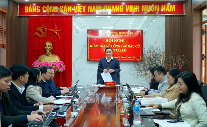 Đoàn công tác của Ủy ban Bầu cử tỉnh Thái Nguyên kiểm tra công tác bầu cử tại xã Yên Trạch. Ảnh: Thu Hằng-TTXVN