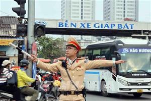 Hàng vạn người dân rời Hà Nội về quê đón Tết, giao thông ùn ứ cục bộ